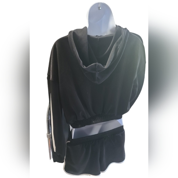 Fashion nova womans sz M crop top/shorts matching sports set black/white - Picture 2 of 4